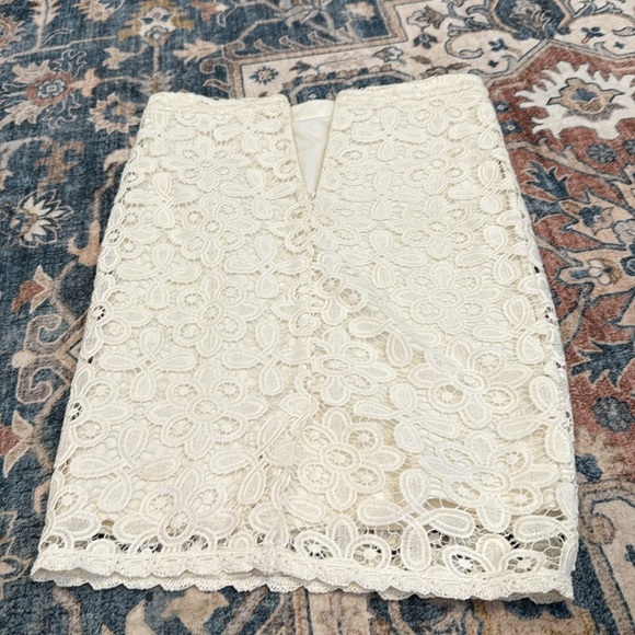 Intermix Large Elegant Cream Lace Overlay Skirt - Picture 9 of 10
